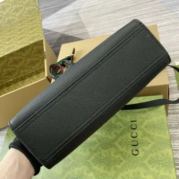 Gucci 795349 Malá taška přes rameno s uzávěrem na háček černá