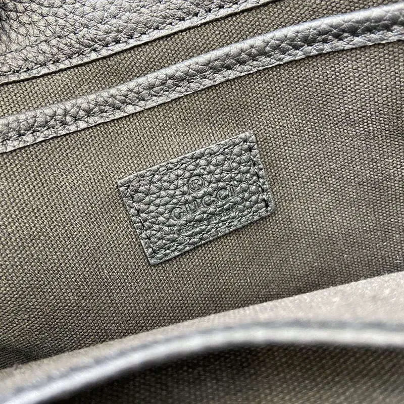 Gucci 795349 Malá taška přes rameno s uzávěrem na háček černá