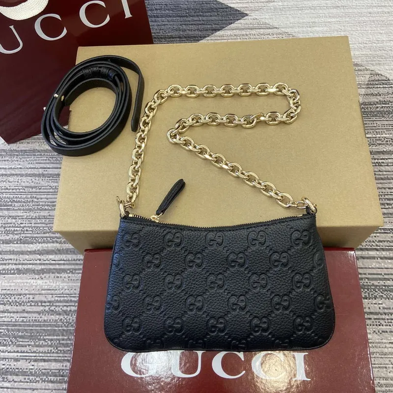 Gucci 815278 GG Emblem Super Mini Taška Černá
