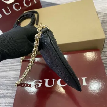 Gucci 815278 GG Emblem Super Mini Taška Černá