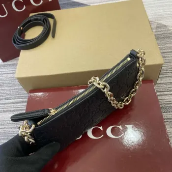 Gucci 815278 GG Emblem Super Mini Taška Černá