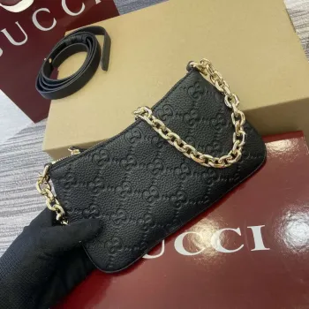 Gucci 815278 GG Emblem Super Mini Taška Černá