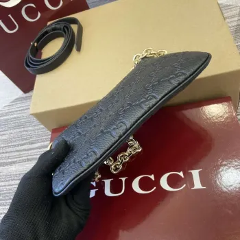 Gucci 815278 GG Emblem Super Mini Taška Černá