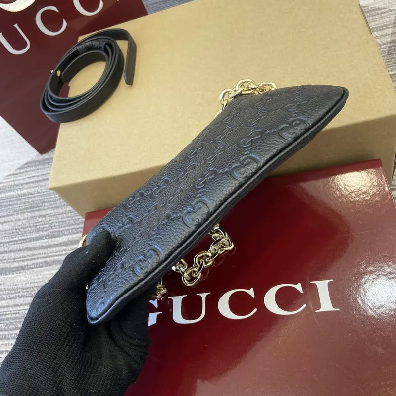 Gucci 815278 GG Emblem Super Mini Taška Černá