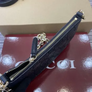 Gucci 815278 GG Emblem Super Mini Taška Černá