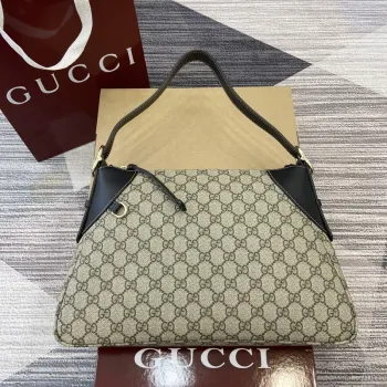 Gucci 815217 GG Emblem Střední Kabelka přes Rameno Černá