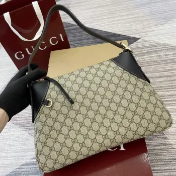 Gucci 815217 GG Emblem Střední Kabelka přes Rameno Černá