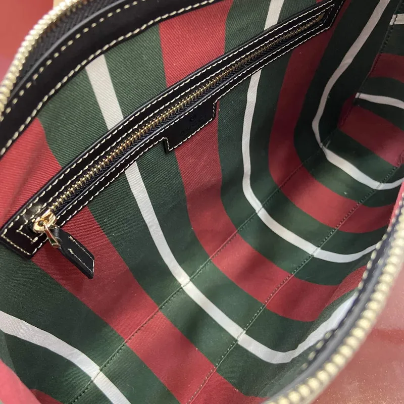 Gucci 815217 GG Emblem Střední Kabelka přes Rameno Černá