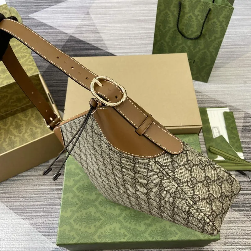 Gucci 815217 GG Emblem Střední Kabelka přes Rameno Hnědá