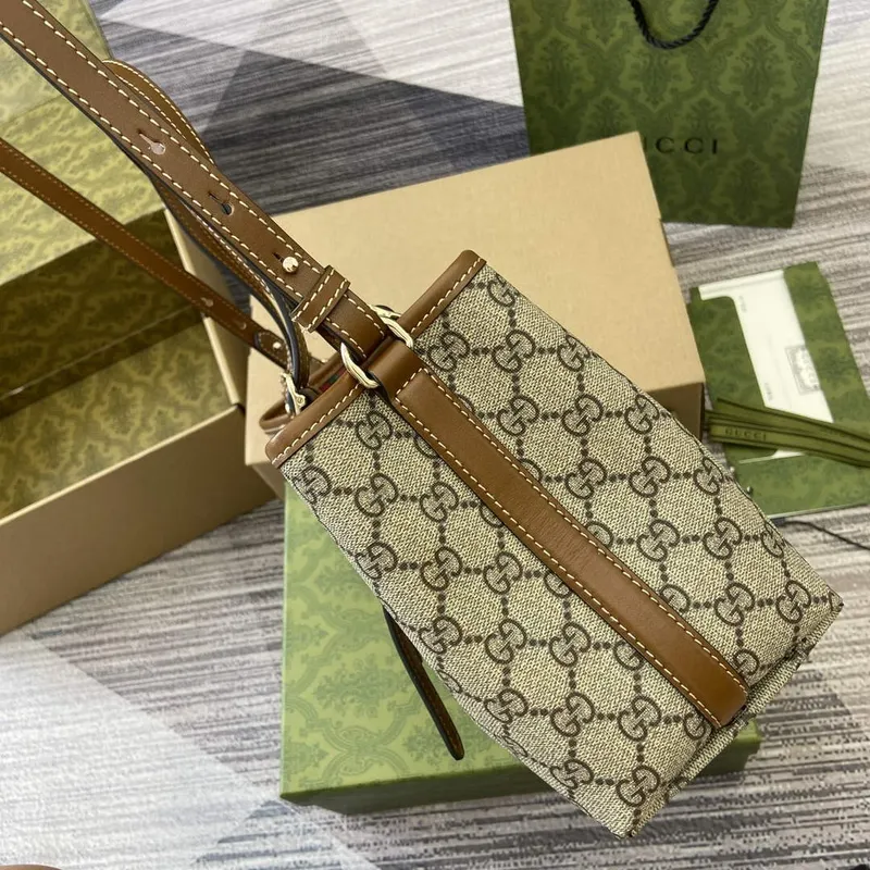 Gucci 815214 GG Emblem Malá Taška přes Rameno Hnědá