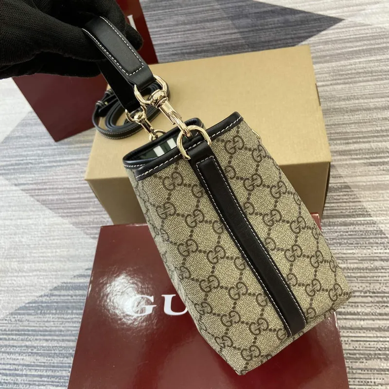 Gucci 815118 GG Emblem Mini Bucket Bag Černá