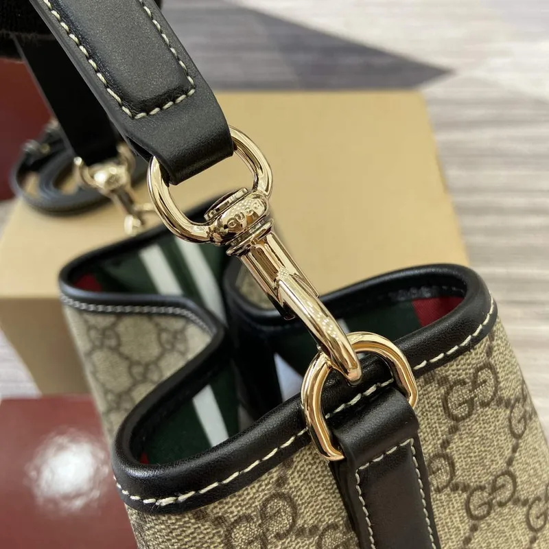 Gucci 815118 GG Emblem Mini Bucket Bag Černá