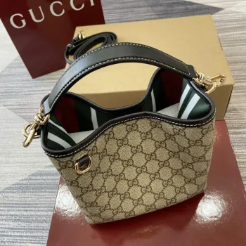 Gucci 815118 GG Emblem Mini Bucket Bag Černá
