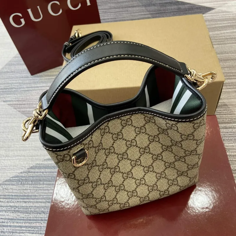 Gucci 815118 GG Emblem Mini Bucket Bag Černá