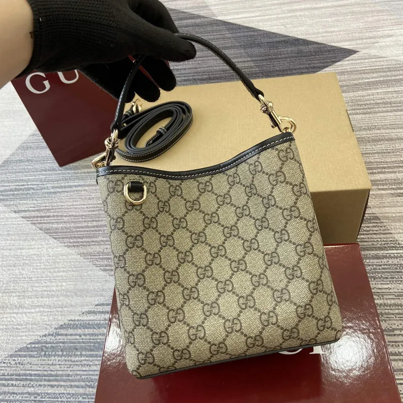 Gucci 815118 GG Emblem Mini Bucket Bag Černá