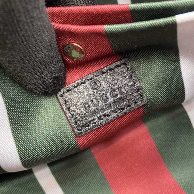 Gucci 815118 GG Emblem Mini Bucket Bag Černá