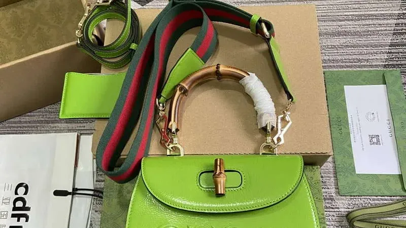 Gucci Bamboo 1947: Malá zelená lakovaná kabelka s charakterem a řemeslným zpracováním