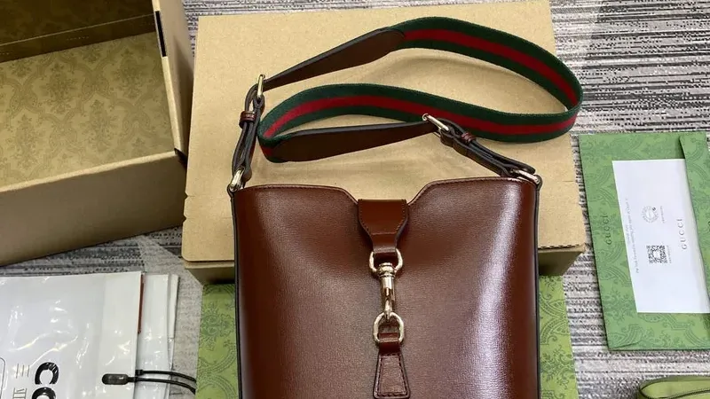 Gucci 782908 Mini Bucket — Elegantní hnědá kbelíková taška přes rameno