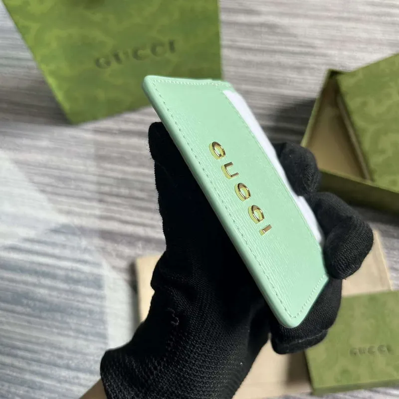 Gucci 773428 Karta s pouzdrem s nápisem Gucci světle zelená