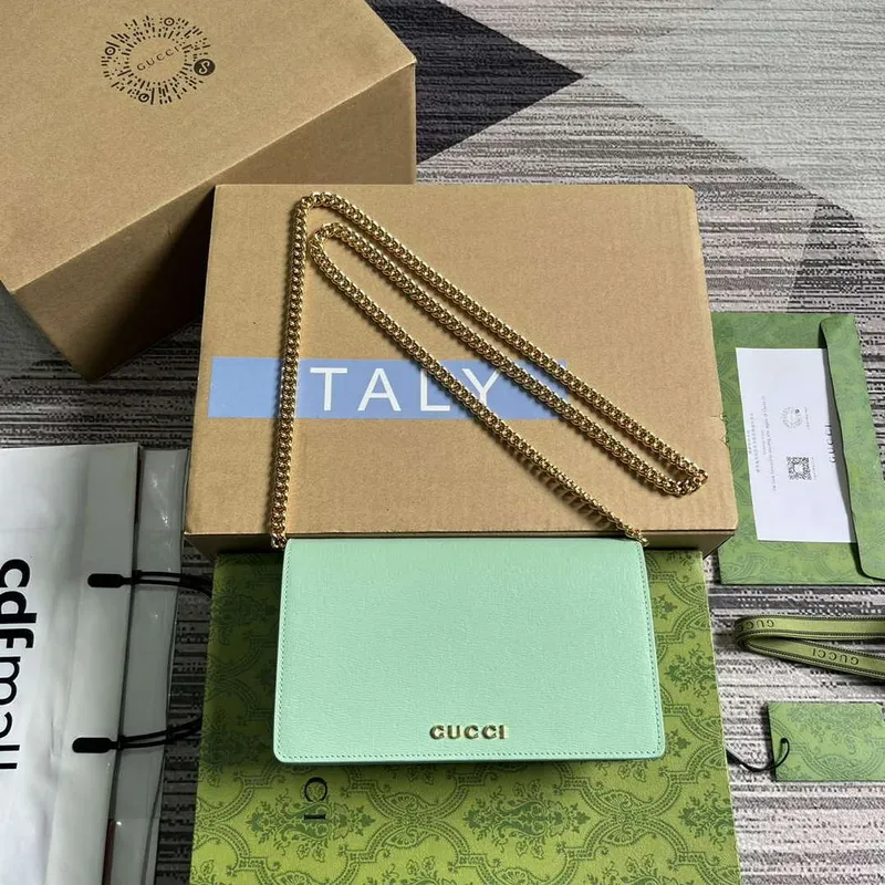 Gucci 772643 Řetězová peněženka s nápisem Gucci v bledě zelené barvě