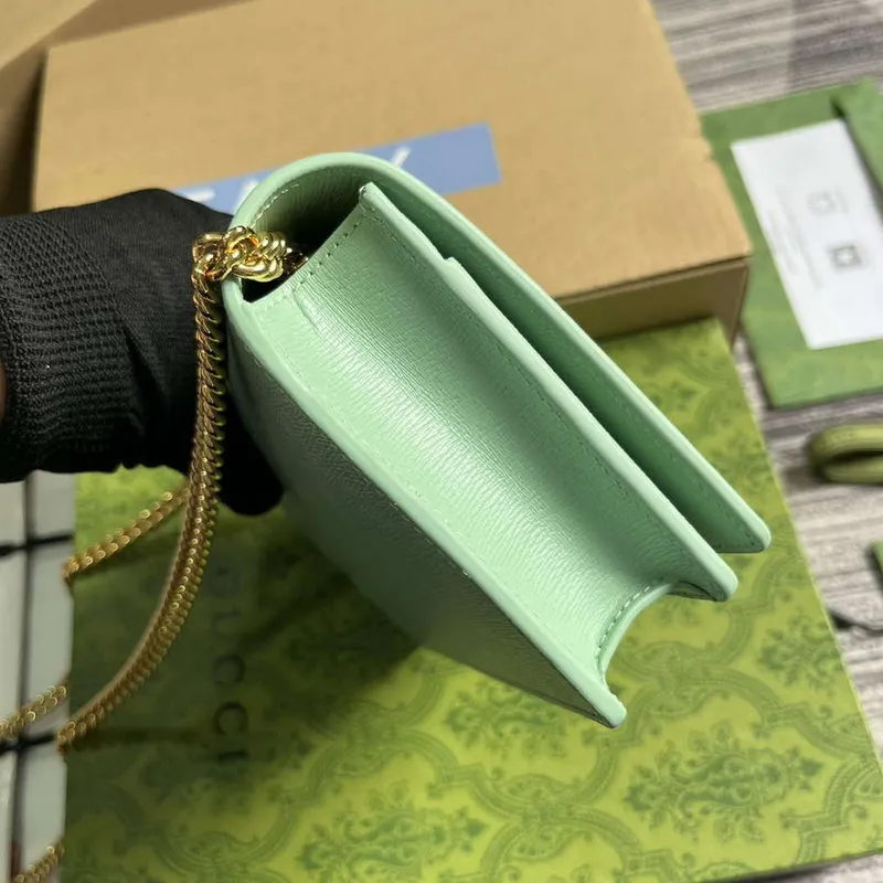 Gucci 772643 Řetězová peněženka s nápisem Gucci v bledě zelené barvě