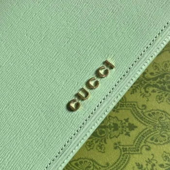 Gucci 772643 Řetězová peněženka s nápisem Gucci v bledě zelené barvě