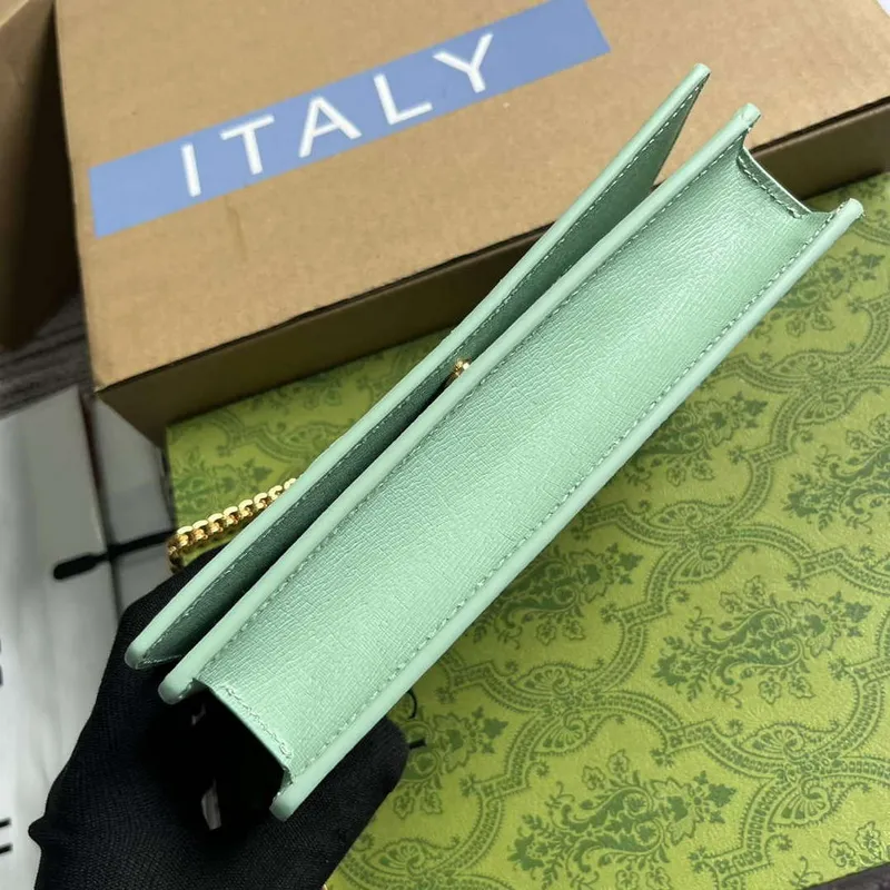 Gucci 772643 Řetězová peněženka s nápisem Gucci v bledě zelené barvě