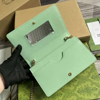 Gucci 772643 Řetězová peněženka s nápisem Gucci v bledě zelené barvě