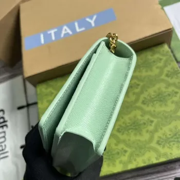 Gucci 772643 Řetězová peněženka s nápisem Gucci v bledě zelené barvě