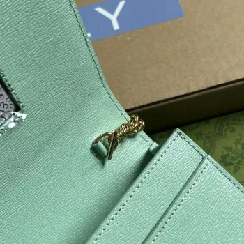 Gucci 772643 Řetězová peněženka s nápisem Gucci v bledě zelené barvě