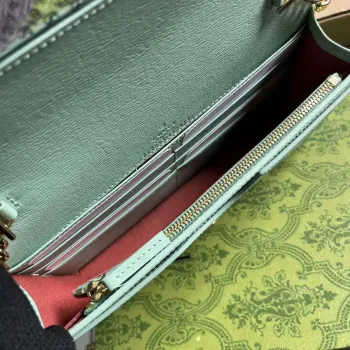 Gucci 772643 Řetězová peněženka s nápisem Gucci v bledě zelené barvě