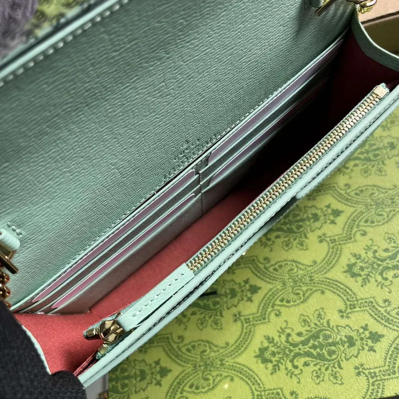 Gucci 772643 Řetězová peněženka s nápisem Gucci v bledě zelené barvě
