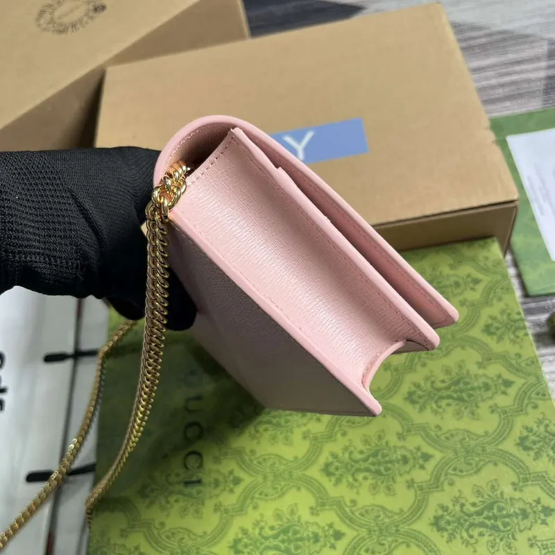 Gucci 772643 Řetízková peněženka s nápisem Gucci Světle růžová