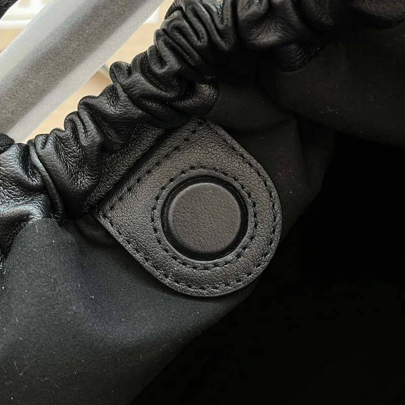 Gucci Deco střední taška GG 746210 v černé kůži