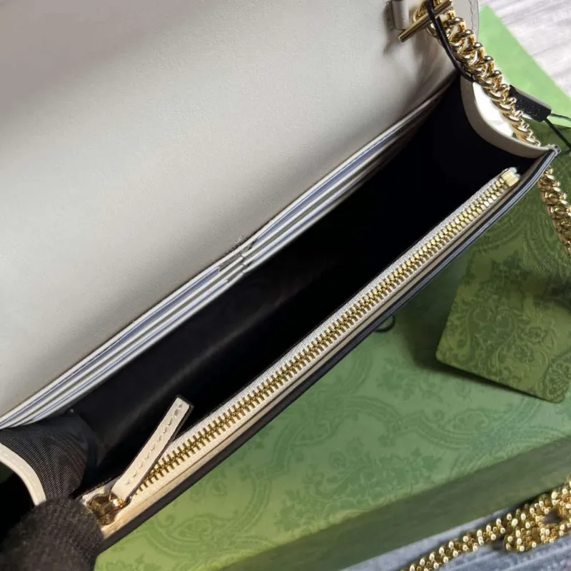 Gucci 723787 GG Matelassé řetězová peněženka bílá