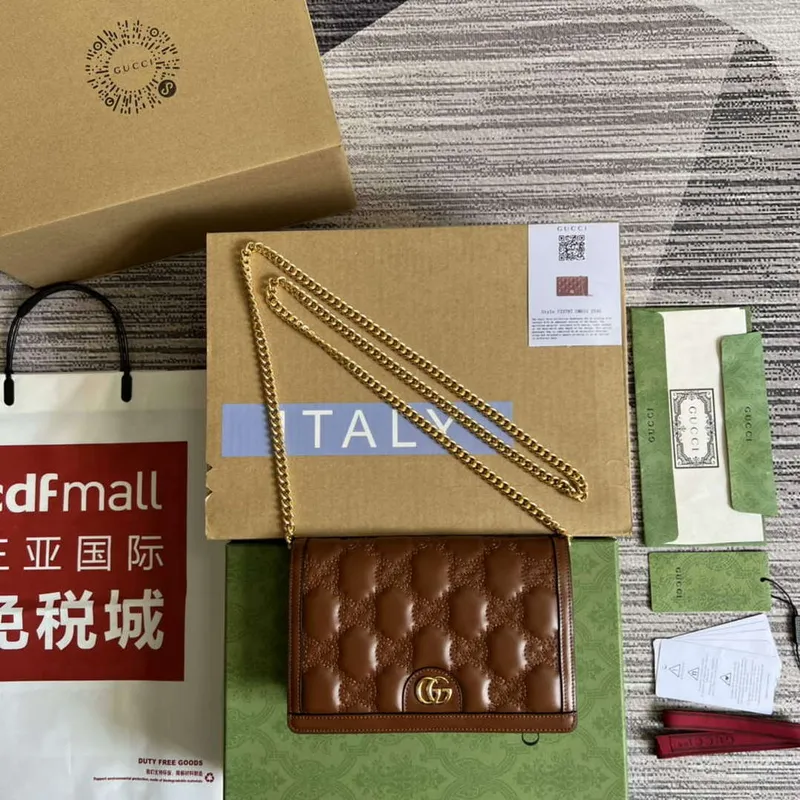 Gucci 723787 GG Matelassé řetízková peněženka hnědá