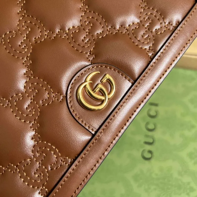 Gucci 723787 GG Matelassé řetízková peněženka hnědá