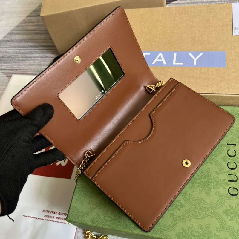 Gucci 723787 GG Matelassé řetízková peněženka hnědá