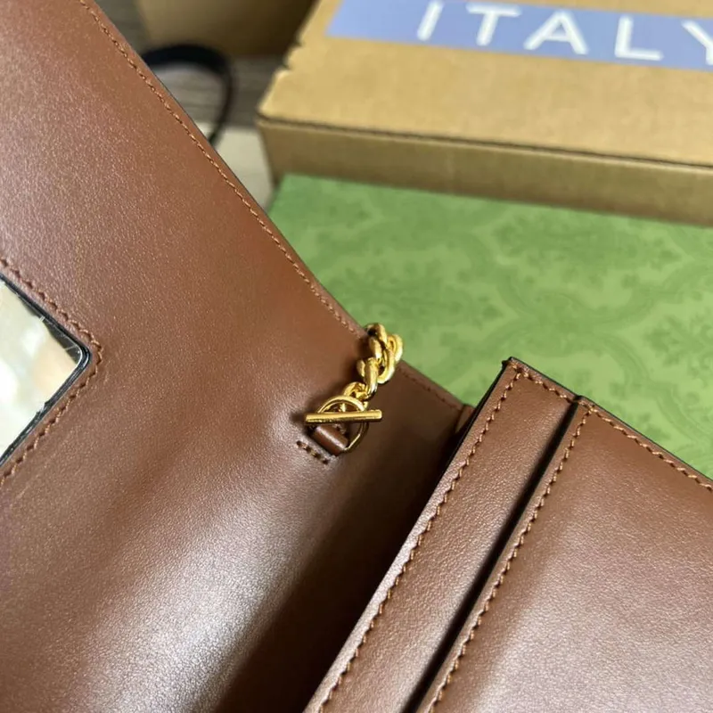 Gucci 723787 GG Matelassé řetízková peněženka hnědá