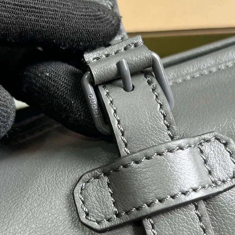 Gucci 725701 Malá sportovní taška s tónovým Double G Šedá