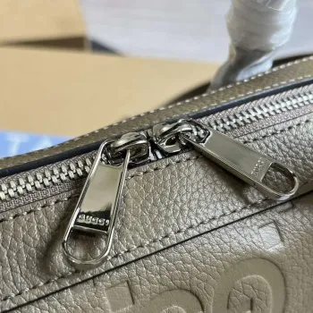 Gucci 658573 Pánská taška s embosovaným GG Taupe