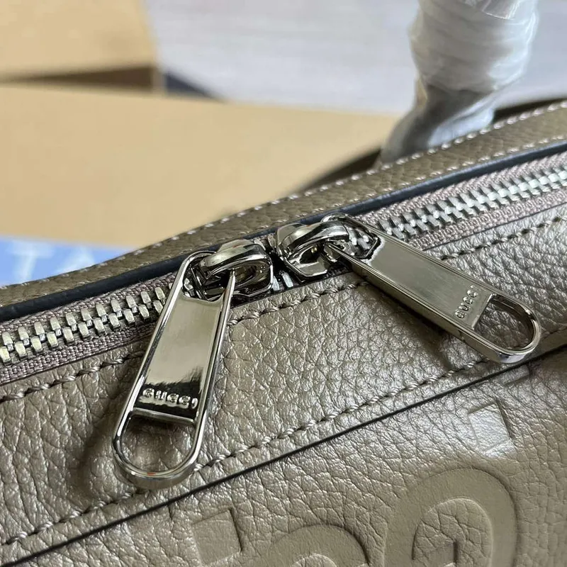 Gucci 658573 Pánská taška s embosovaným GG Taupe