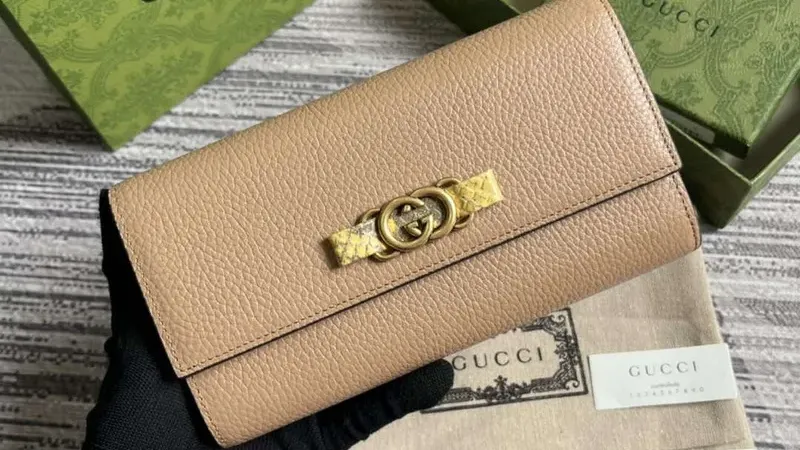 Gucci 750461 Peněženka s propleteným G: Růžově béžová elegance s hadím detailem