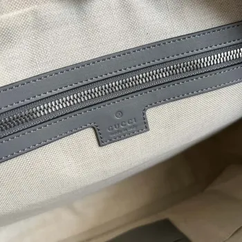 Gucci 658573 Pánská taška s embosovaným GG šedá