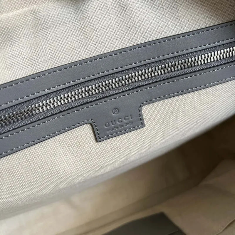 Gucci 658573 Pánská taška s embosovaným GG šedá