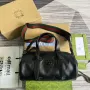 Gucci 725701 Malá taška přes rameno s tónovým Double G Černá