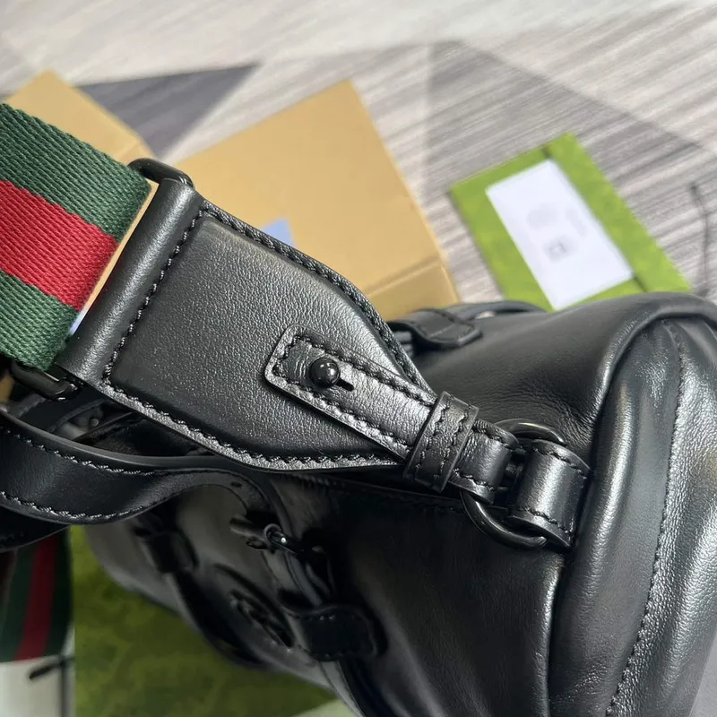 Gucci 725701 Malá taška přes rameno s tónovým Double G Černá