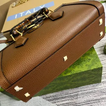 Gucci 735153 Gucci Diana Malá Kabelka přes Rameno Hnědá