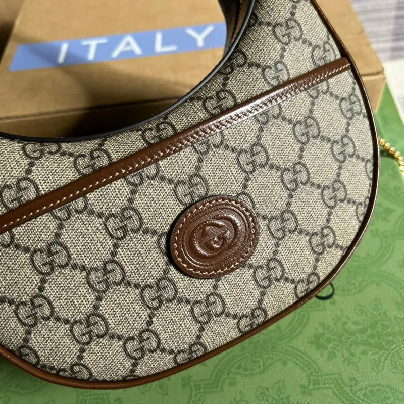 Gucci 726843 Mini taška ve tvaru půlměsíce s propleteným G Hnědá