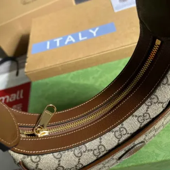 Gucci 726843 Mini taška ve tvaru půlměsíce s propleteným G Hnědá